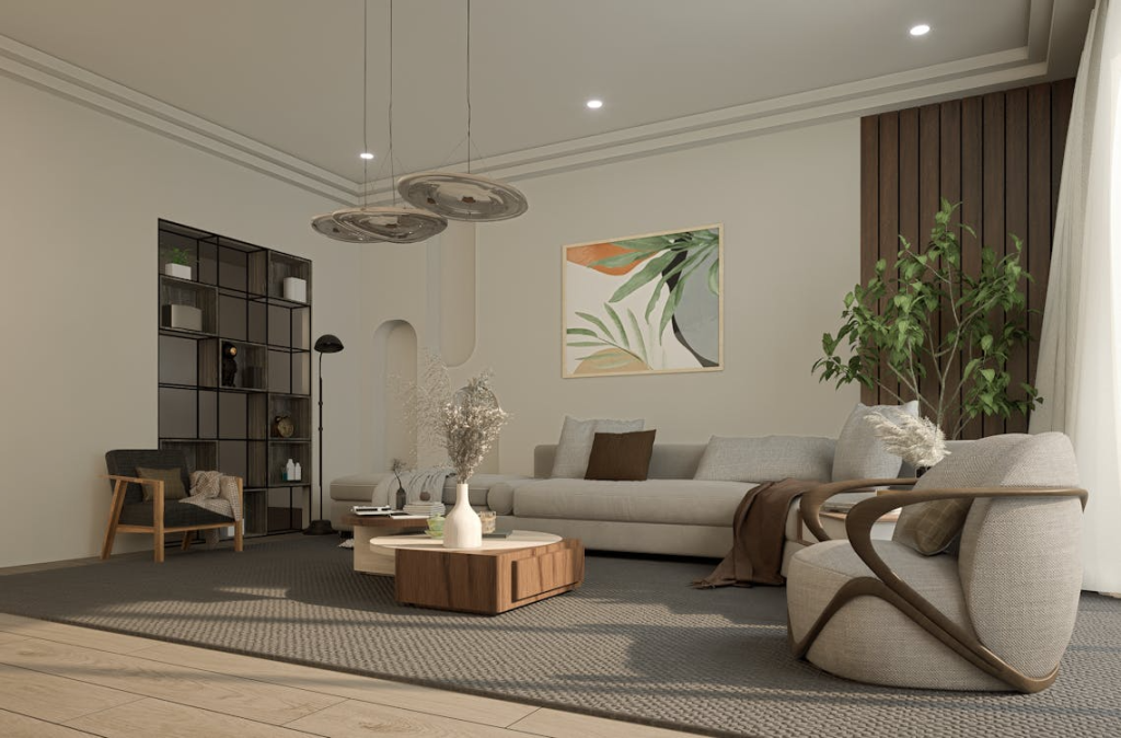 Lichte woonkamer met een grijze hoekbank, houten salontafel, houten wandlatten en een groot plantenschilderij
